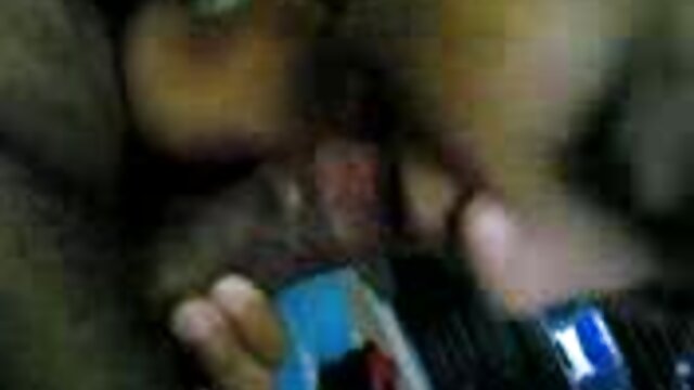 બે હળવા વાળવાળા સેક્સ વીડીયો બીપી MILF બેડ પર વ્યક્તિ સાથે મજા કરે છે
